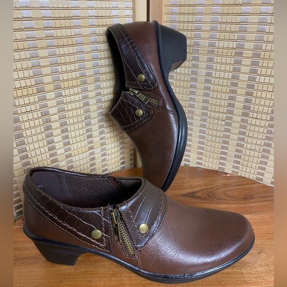 Easy Street Woman’s 7M Darcy Brown Zipper Shooties Comfort NWOT - Picture 1 of 7